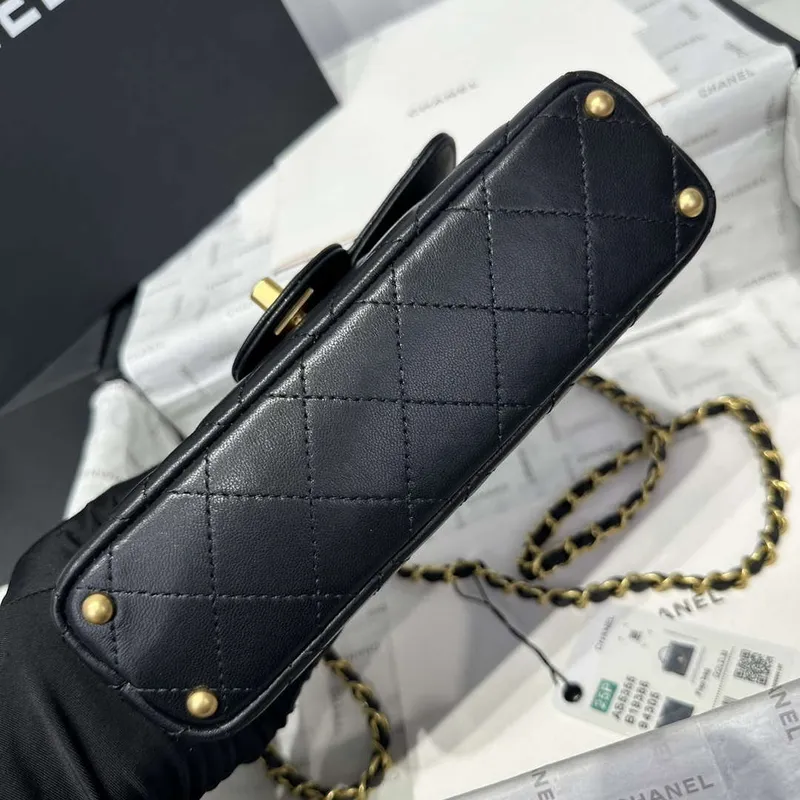 Chanel 25P AS5355 Malá kabelka s klopou a horním uchopem černá jehněčí kůže