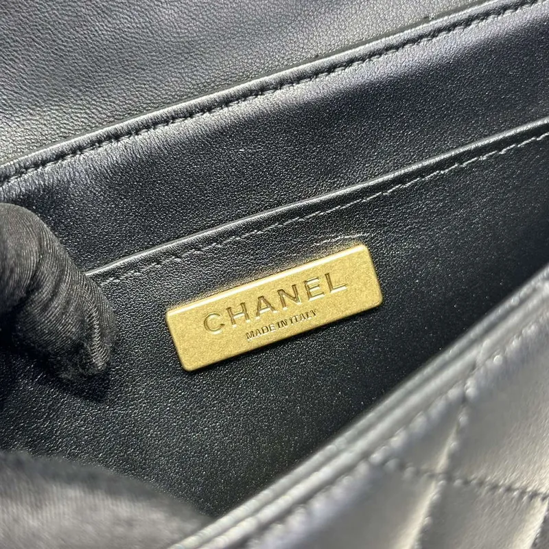 Chanel 25P AS5355 Malá kabelka s klopou a horním uchopem černá jehněčí kůže