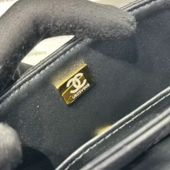 Chanel 25P AS5355 Malá kabelka s klopou a horním uchopem černá jehněčí kůže