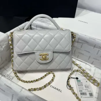 Chanel 25P AS5355 Malá kabelka s klopou a horním uchopem šedá jehněčí kůže