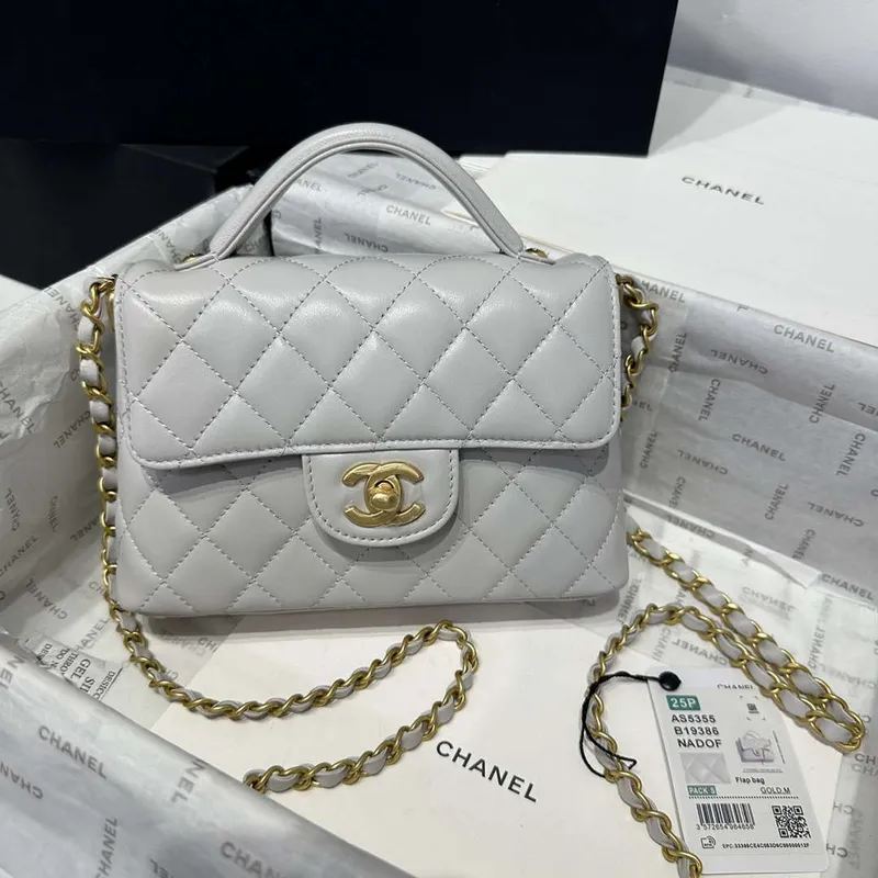Chanel 25P AS5355 Malá kabelka s klopou a horním uchopem šedá jehněčí kůže