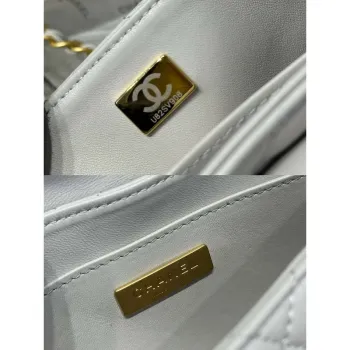 Chanel 25P AS5355 Malá kabelka s klopou a horním uchopem šedá jehněčí kůže