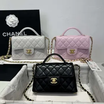 Chanel 25P AS5355 Malá kabelka s klopou a horním uchopem šedá jehněčí kůže