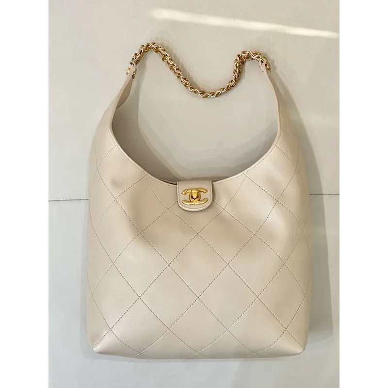 Chanel 25P AS5425 Velká hobo kabelka Lesklá jehněčí kůže & zlatý tón kovu Meruňková
