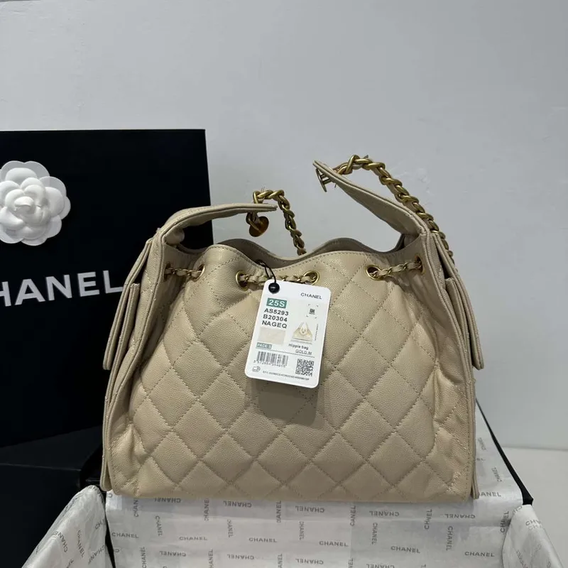 Chanel AS5293 Malá hobo kabelka z telecí kůže & zlatého tónovaného kovu meruňková