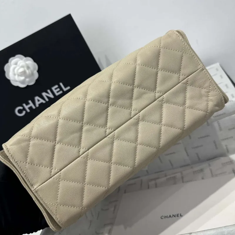 Chanel AS5293 Malá hobo kabelka z telecí kůže & zlatého tónovaného kovu meruňková