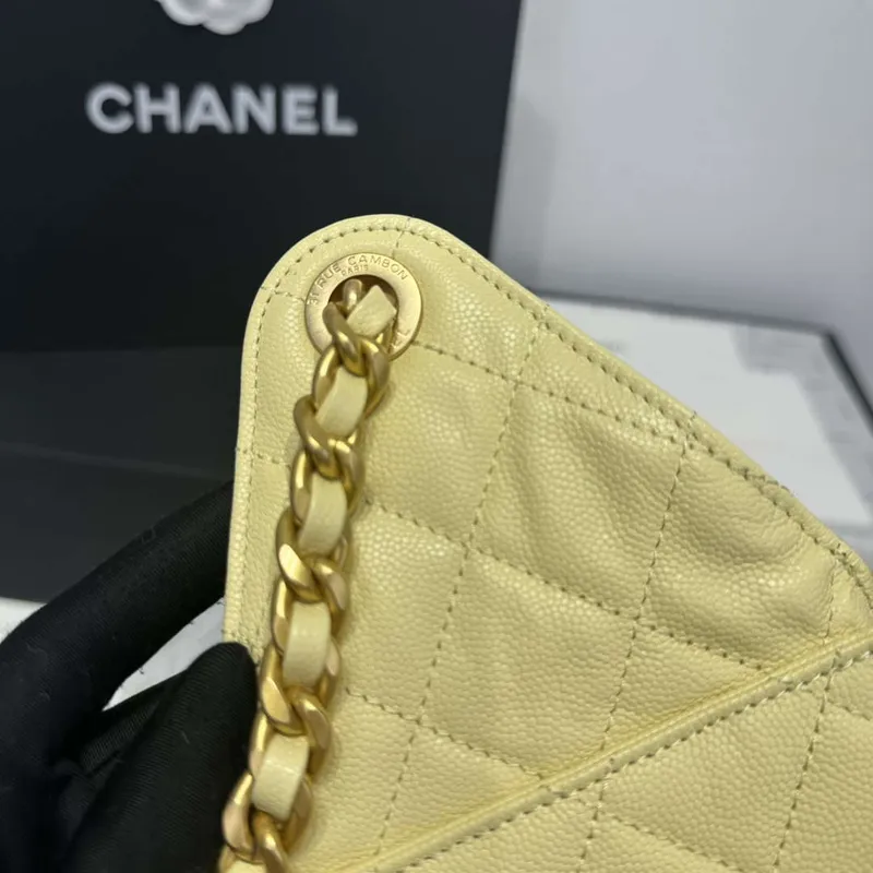 Chanel AS5293 Malá hobo kabelka z telecí kůže & zlatého tónu kovu žlutá