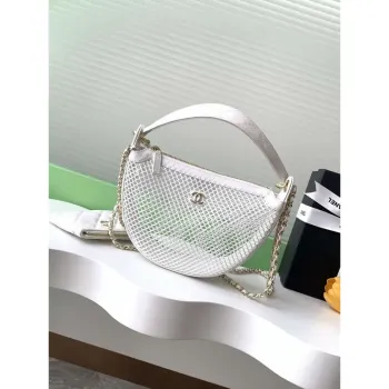 Chanel AP4573 25S Kapsička s řetízkem z lesklé jehněčí kůže a zlatého tónu kovu bílá