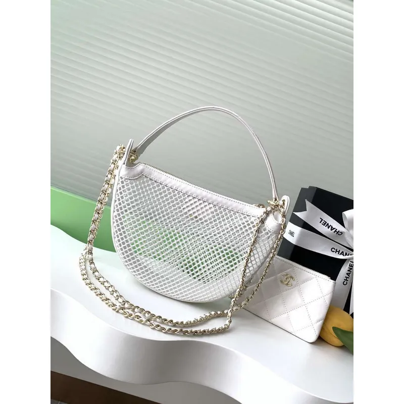 Chanel AP4573 25S Kapsička s řetízkem z lesklé jehněčí kůže a zlatého tónu kovu bílá