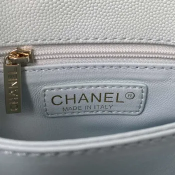 Chanel A92990 Střední kabelka s klopou a horním uchopem z telecí kůže Světle modrá