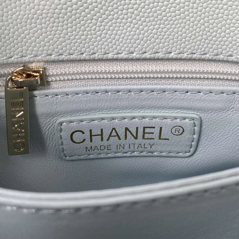 Chanel A92990 Střední kabelka s klopou a horním uchopem z telecí kůže Světle modrá