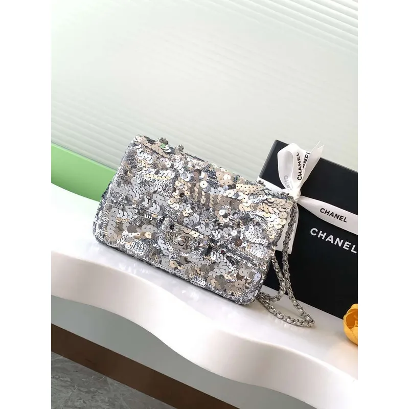 Chanel A09888 25C Večerní stříbrná flitrová mini AS4561 limitovaná edice jehněčí kůže
