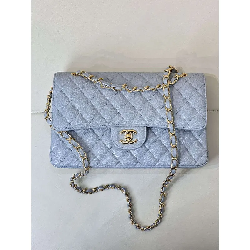 Chanel A01112 Klapková klasická kabelka 11.12 z telecí kůže s šitým okrajem v barvě mlhově modré