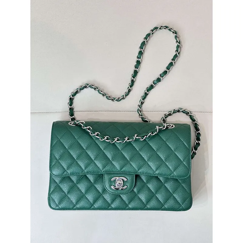 Chanel A01112 Klapková klasická kabelka 11.12 z telecí kůže se šitým okrajem zelená