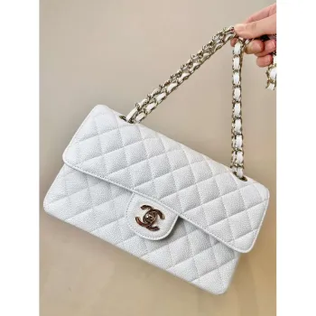 Chanel A01112 Klapková klasická kabelka 11.12 z telecí kůže s kovovými prvky ve zlaté barvě bílá