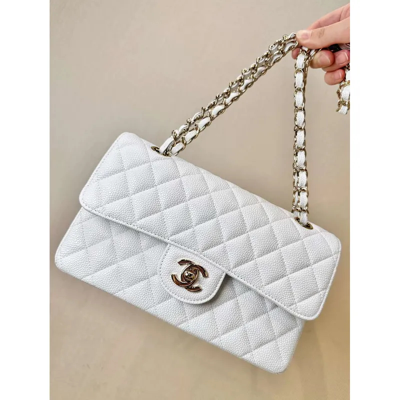 Chanel A01112 Klapková klasická kabelka 11.12 z telecí kůže s kovovými prvky ve zlaté barvě bílá