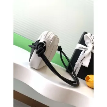 Chanel AS6326 Vintage Kamera Pouzdro Taška Jehněčí Kůže Bílá a Černá