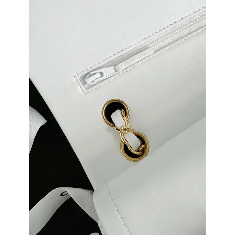 Chanel A01112 Klapková klasická kabelka 11.12 Haas jehněčí kůže & zlatý tón kovu bílá