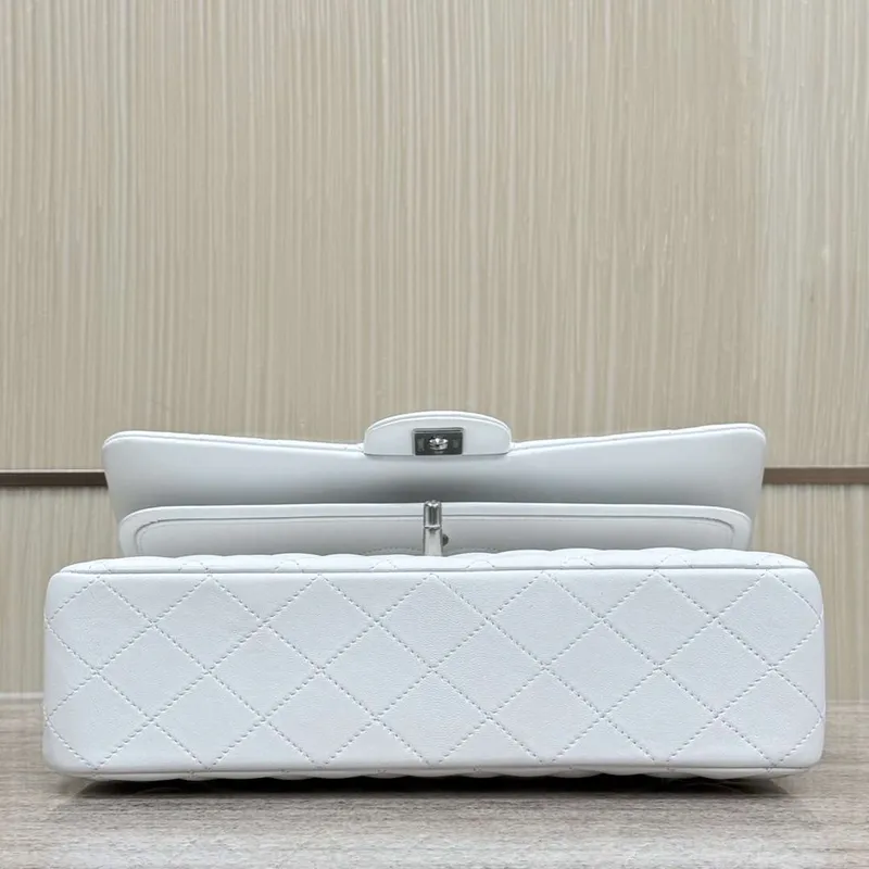 Chanel A01112 Klapková klasická kabelka 11.12 Haas jehněčí kůže & zlatý tón kovu bílá