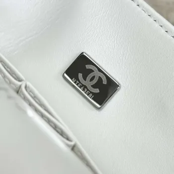 Chanel A01112 Klapková klasická kabelka 11.12 Haas jehněčí kůže & zlatý tón kovu bílá