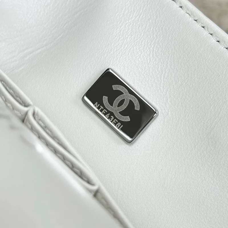 Chanel A01112 Klapková klasická kabelka 11.12 Haas jehněčí kůže & zlatý tón kovu bílá