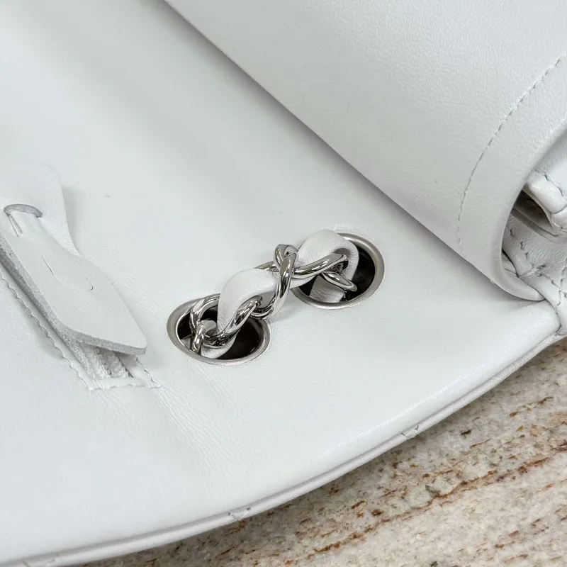 Chanel A01112 Klapková klasická kabelka 11.12 Haas jehněčí kůže & zlatý tón kovu bílá