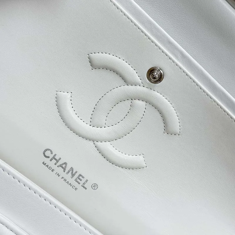 Chanel A01112 Klapková klasická kabelka 11.12 Haas jehněčí kůže & zlatý tón kovu bílá