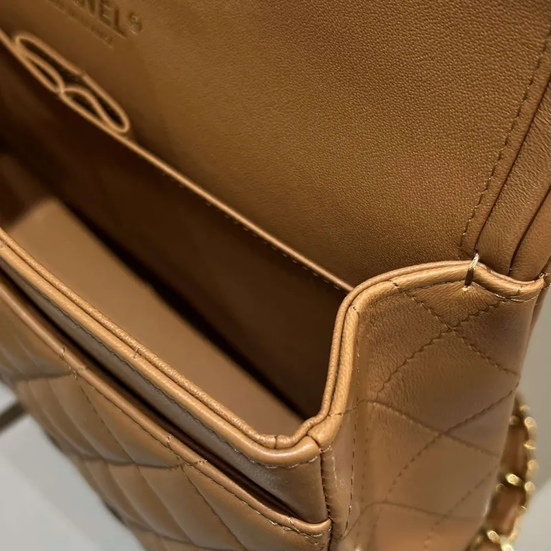 Chanel A01112 Klapková klasická kabelka 11.12 Haas jehněčí kůže & zlatý tón kovu karamelová
