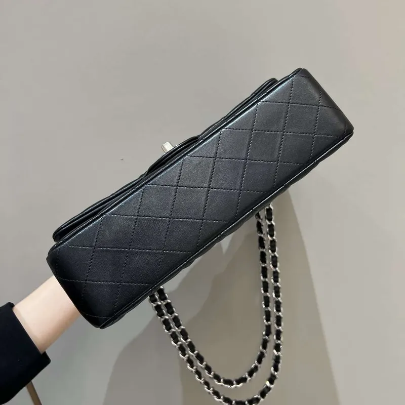 Chanel A01112 Klapková klasická kabelka 11.12 Haas jehněčí kůže & zlatý tón kovu černá