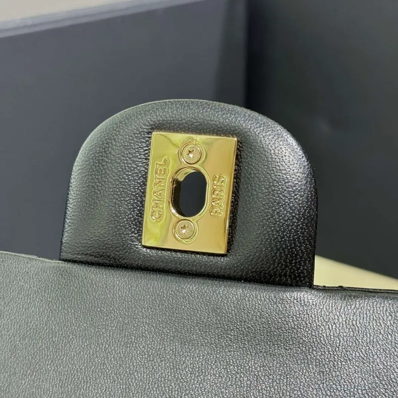 Chanel A01112 Klapková klasická kabelka 11.12 Haas jehněčí kůže & zlatý tón kovu černá