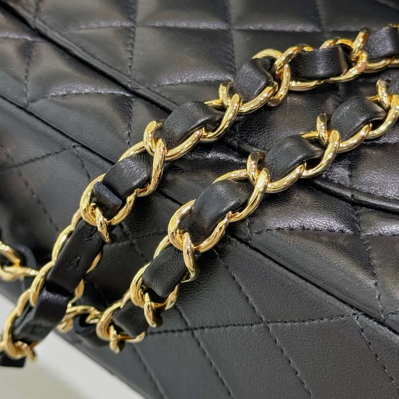 Chanel A01112 Klapková klasická kabelka 11.12 Haas jehněčí kůže & zlatý tón kovu černá