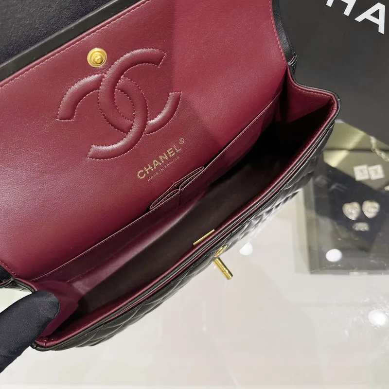 Chanel A01112 Klapková klasická kabelka 11.12 Haas jehněčí kůže & zlatý tón kovu černá