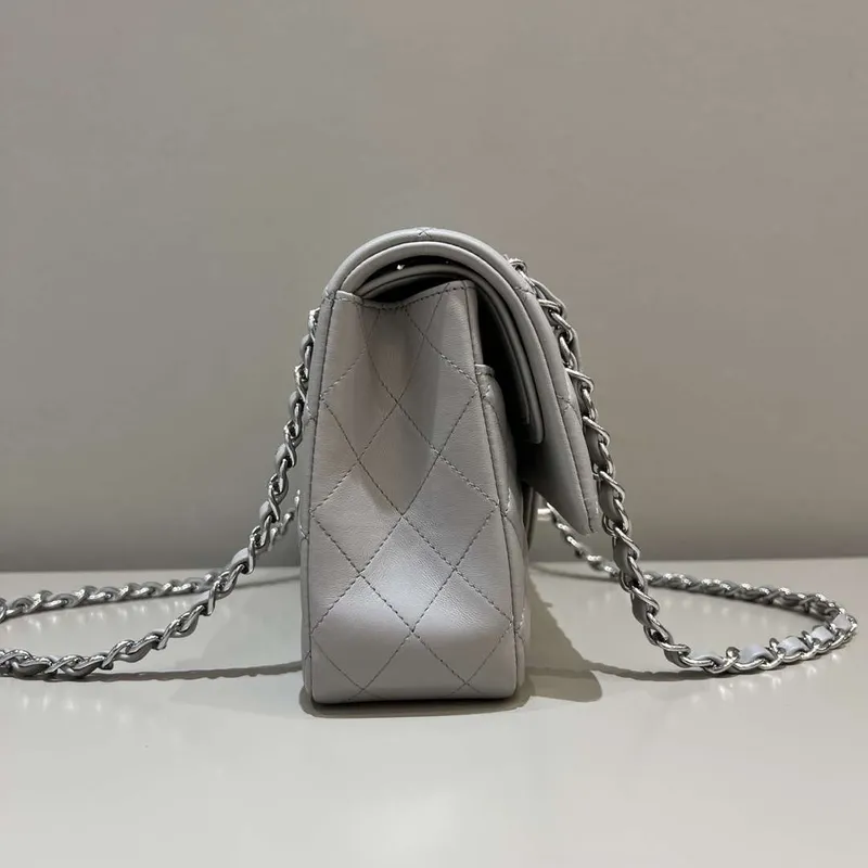 Chanel A01112 Klapková klasická kabelka 11.12 Haas jehněčí kůže & zlatý tón kovu světle šedá