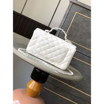 Chanel AS5244 Kabelka s klopou a horním držadlem z jehněčí kůže & lakovaného kovu bílá