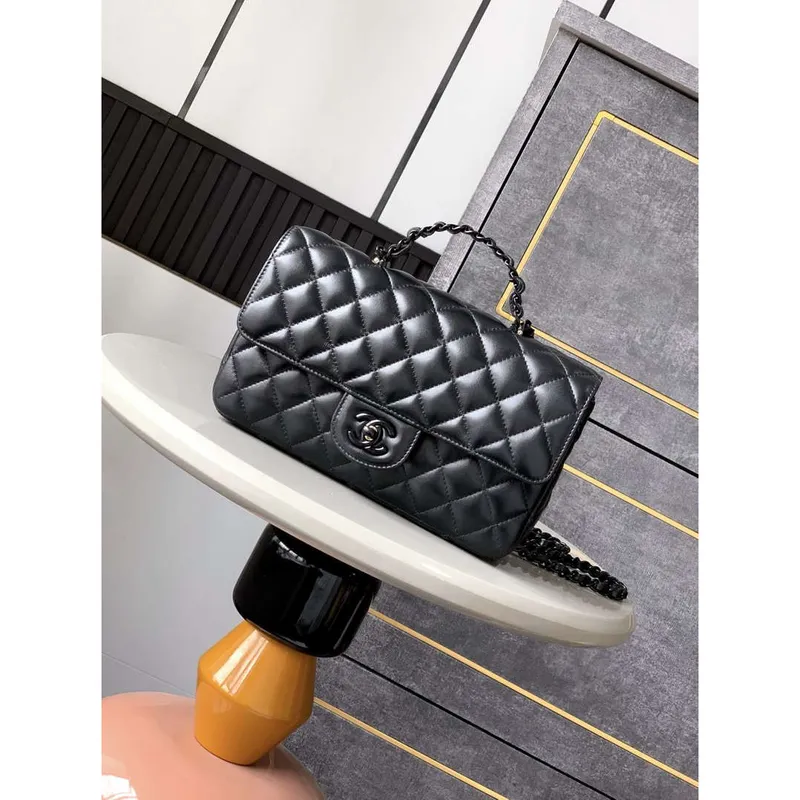 Chanel AS5244 Kabelka s klopou a horním uchopem z jehněčí kůže & lakovaného kovu černá