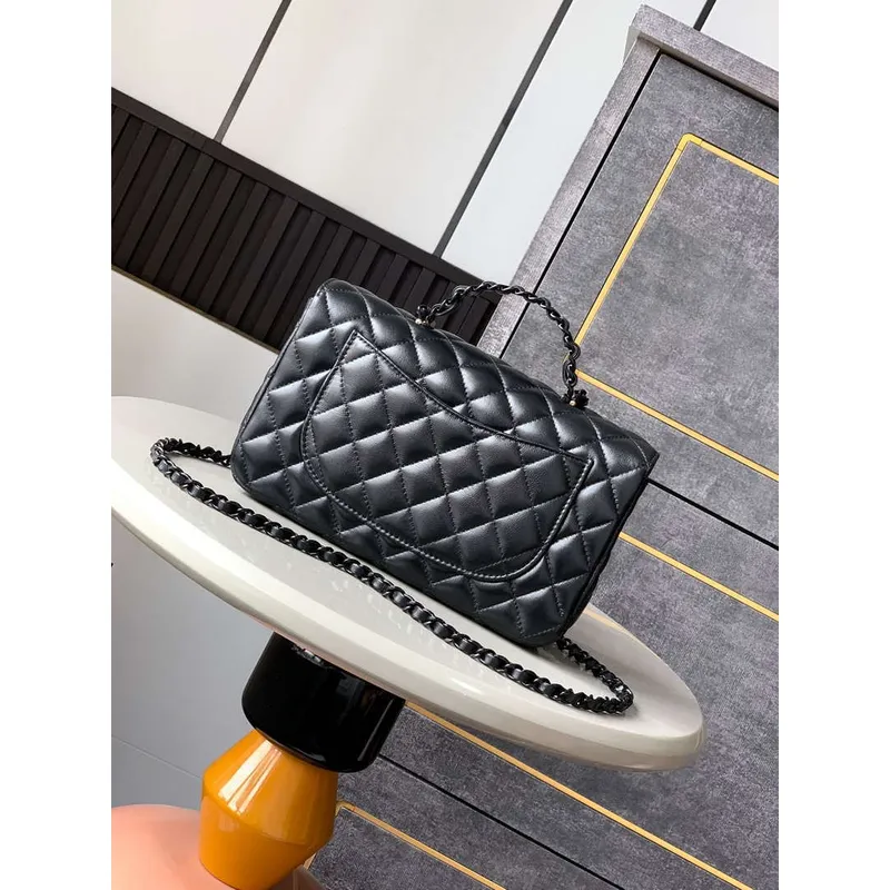 Chanel AS5244 Kabelka s klopou a horním uchopem z jehněčí kůže & lakovaného kovu černá