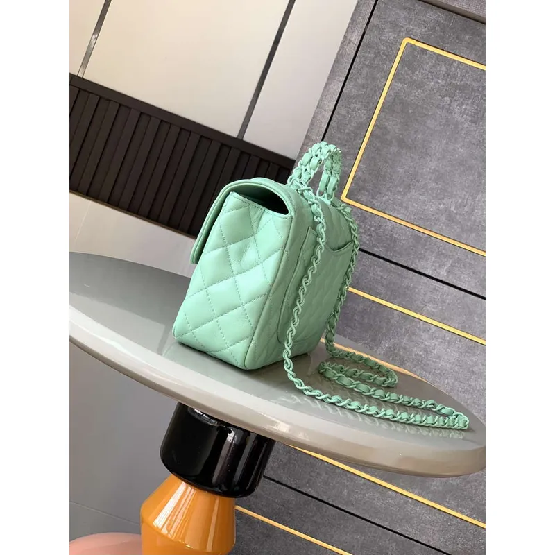 Chanel AS5244 Kabelka s klopou a horním uchopem z jehněčí kůže & lakovaného kovu světle zelená