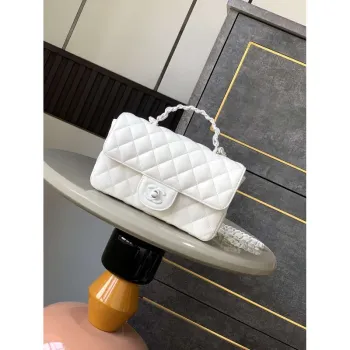 Chanel AS5243 Mini Flap Bag s horním držadlem z jehněčí kůže & lakovaného kovu bílá
