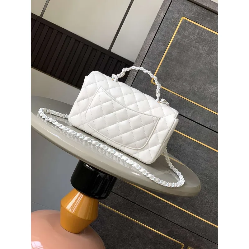 Chanel AS5243 Mini Flap Bag s horním držadlem z jehněčí kůže & lakovaného kovu bílá