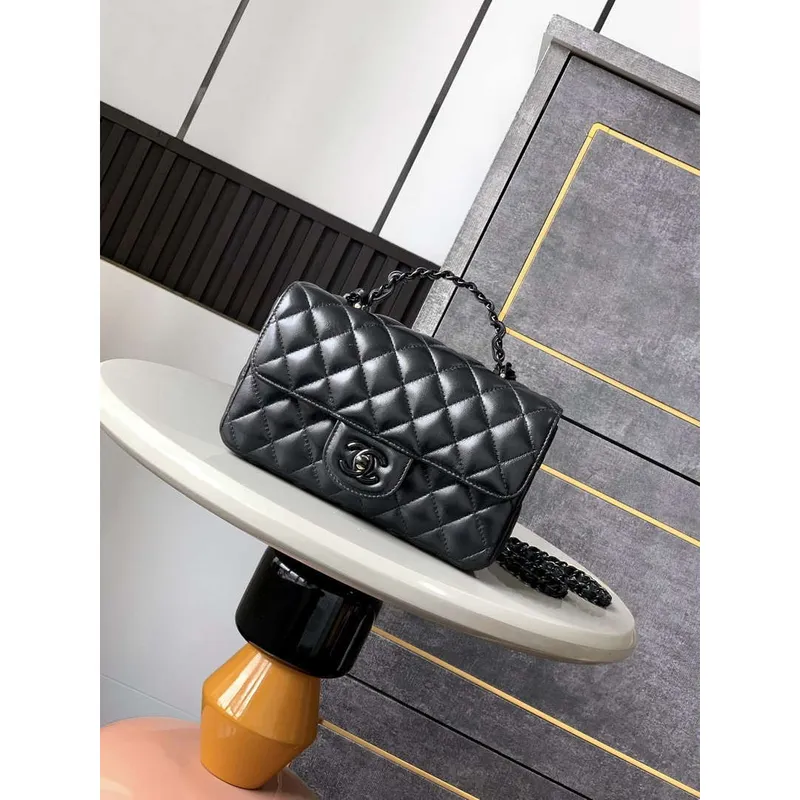 Chanel AS5243 Mini Flap Bag s horním držadlem z jehněčí kůže & lakovaného kovu černá
