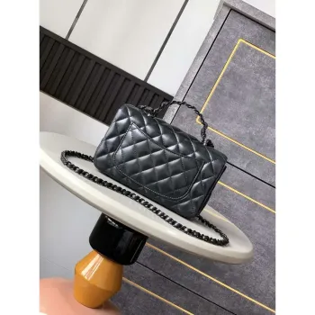 Chanel AS5243 Mini Flap Bag s horním držadlem z jehněčí kůže & lakovaného kovu černá