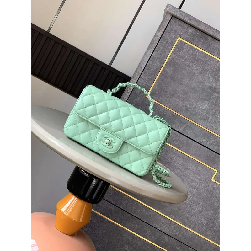 Chanel AS5243 Mini Flap Bag s horním uchopem z jehněčí kůže & lakovaného kovu světle zelená