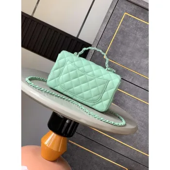 Chanel AS5243 Mini Flap Bag s horním uchopem z jehněčí kůže & lakovaného kovu světle zelená