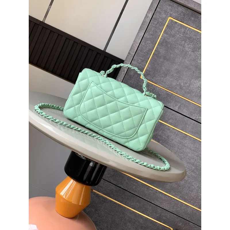 Chanel AS5243 Mini Flap Bag s horním uchopem z jehněčí kůže & lakovaného kovu světle zelená