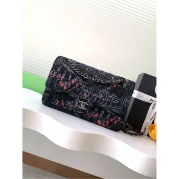 Chanel 25C A01112 Klopová taška Černá tkanina s potiskem