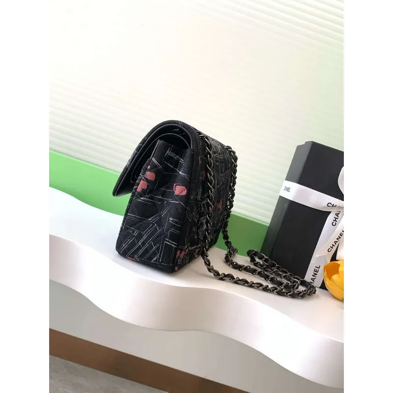 Chanel 25C A01112 Klopová taška Černá tkanina s potiskem
