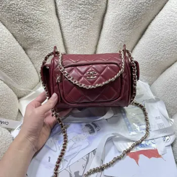 Chanel AS5220 Malá taška na fotoaparát Lesklá zmačkaná jehněčí kůže & zlatý tón kovu vínově červená