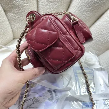 Chanel AS5220 Malá taška na fotoaparát Lesklá zmačkaná jehněčí kůže & zlatý tón kovu vínově červená