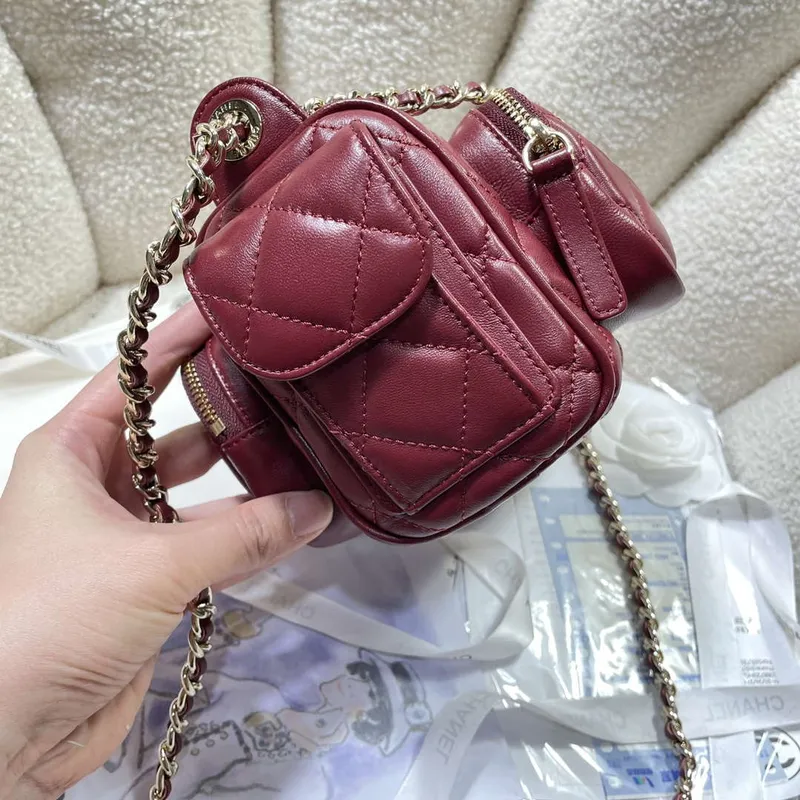 Chanel AS5220 Malá taška na fotoaparát Lesklá zmačkaná jehněčí kůže & zlatý tón kovu vínově červená