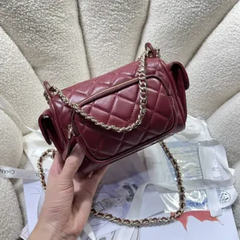 Chanel AS5220 Malá taška na fotoaparát Lesklá zmačkaná jehněčí kůže & zlatý tón kovu vínově červená